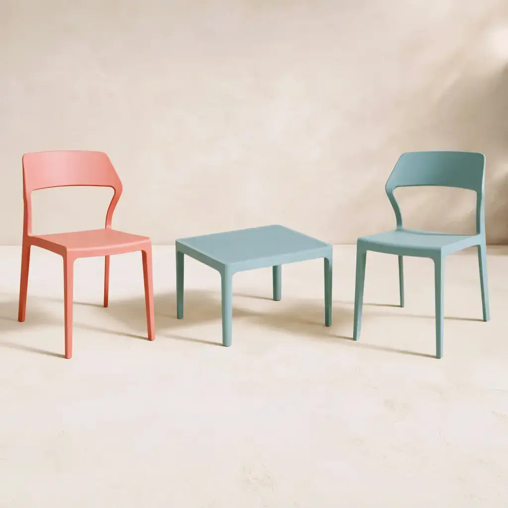 Conjunto de sillas y mesa auxiliar con estructura fina y líneas rectas - rosa/azul